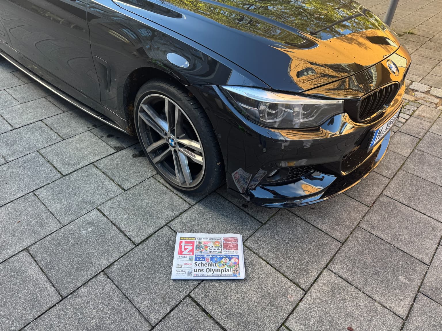 Kleinerer Frontschaden am Fahrzeug mit Referenzobjekt fuer ein Kurzgutachten