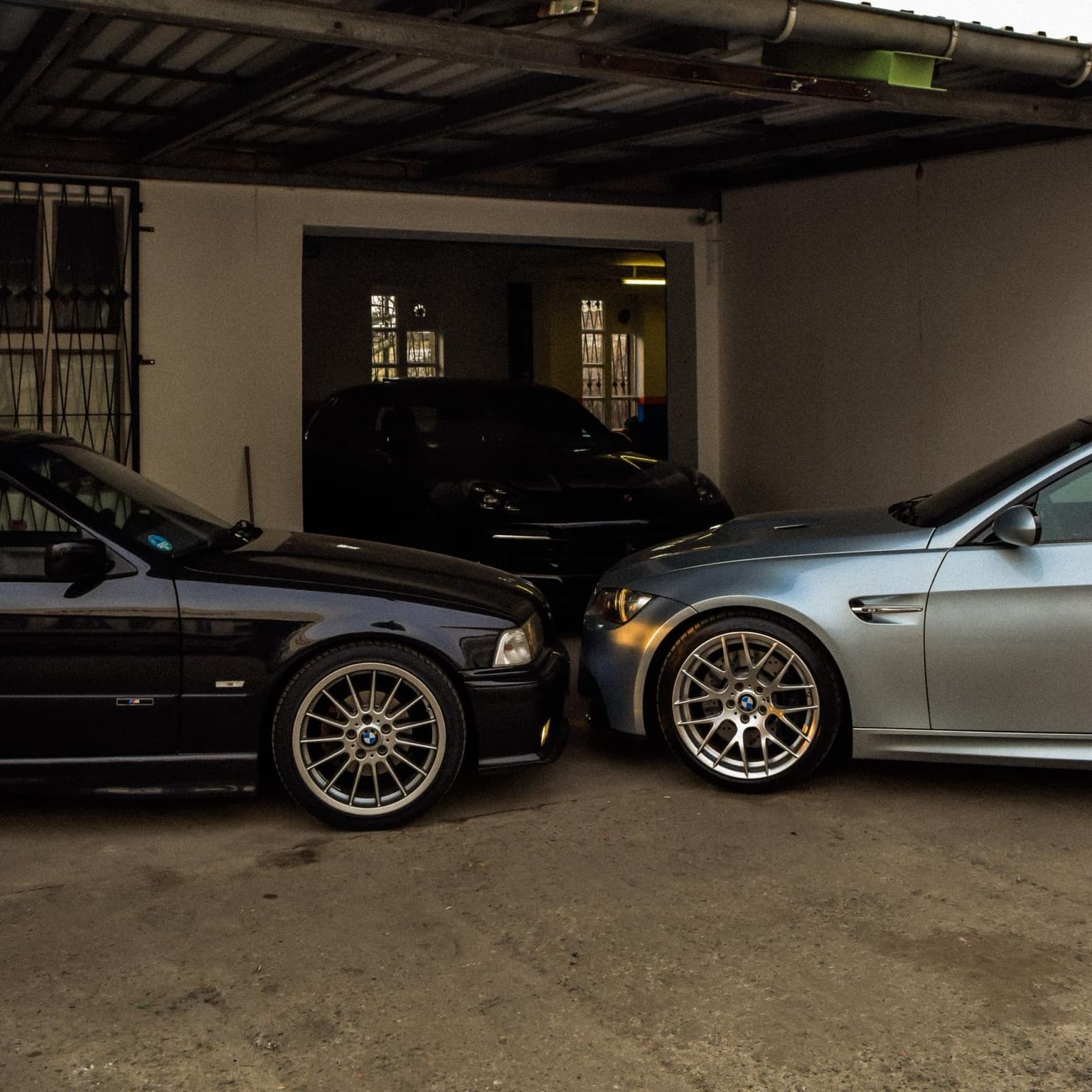 Drei Fahrzeuge in einer Garage als Motiv fuer Marktwert und Fahrzeugbewertung