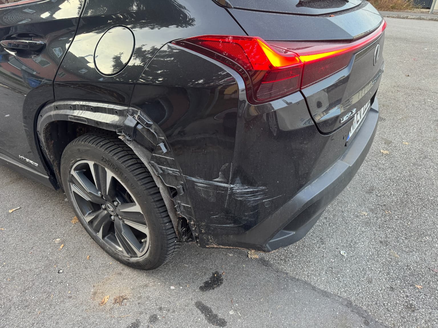 Unfallbeschaedigung am hinteren Fahrzeugbereich fuer ein Unfallgutachten